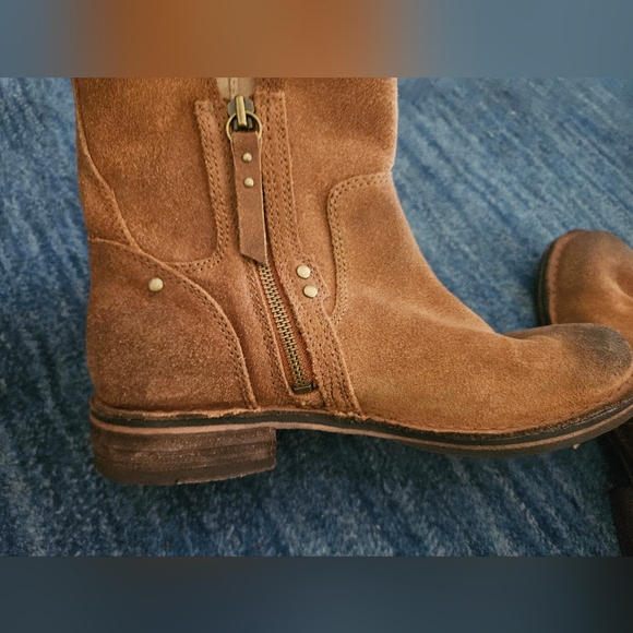 Ugg Layne Boots - Picture 2 of 4